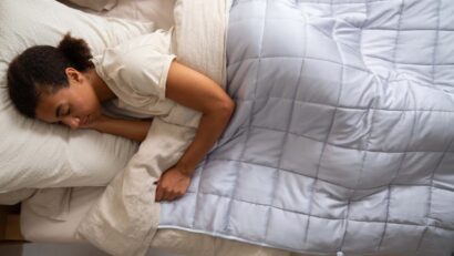 Een comfortabele slaapkamer met slaaphulpmiddelen zoals kussens en dekens voor een betere nachtrust.