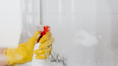 Draagbare vlekkenreiniger in gebruik op een tapijt, perfect voor snelle schoonmaakoplossingen in huis of op kantoor.