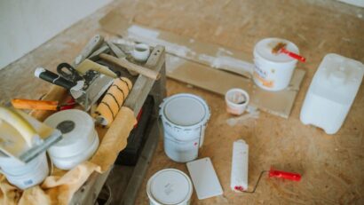 Professioneel onderhoud van een bedrijfsvloer met gereedschap en materialen voor reparatie.