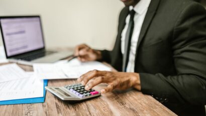 Een ondernemer die een zakelijke rekening opent voor beter financieel overzicht en efficiëntie in de boekhouding.