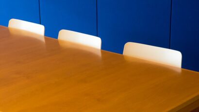 Een stijlvolle houten vergadertafel voor 8 personen in een moderne kantooromgeving, perfect voor samenwerking en vergaderingen.